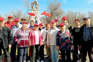 Территория возле памятника борцам революции стала чище